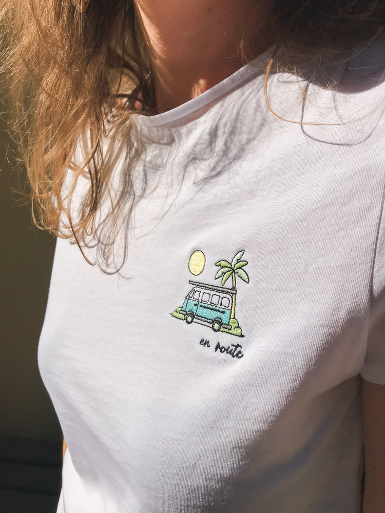 Embroidered shirt "en route" (color)