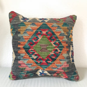 Afghan kilim cushion | Olá Lindeza