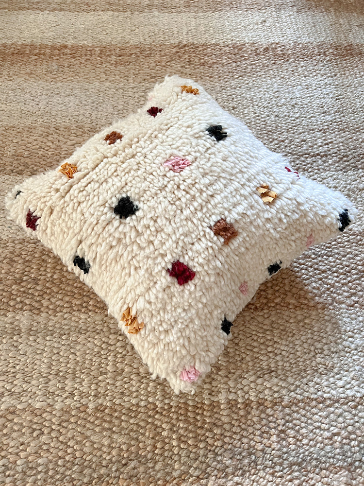 Gwafa Azilal berber pillow - Natural wool and big playful dots - 45 x 45cm
