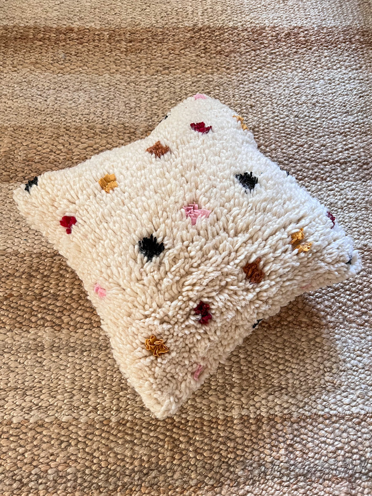 Gwafa Azilal berber pillow - Natural wool and big playful dots - 45 x 45cm