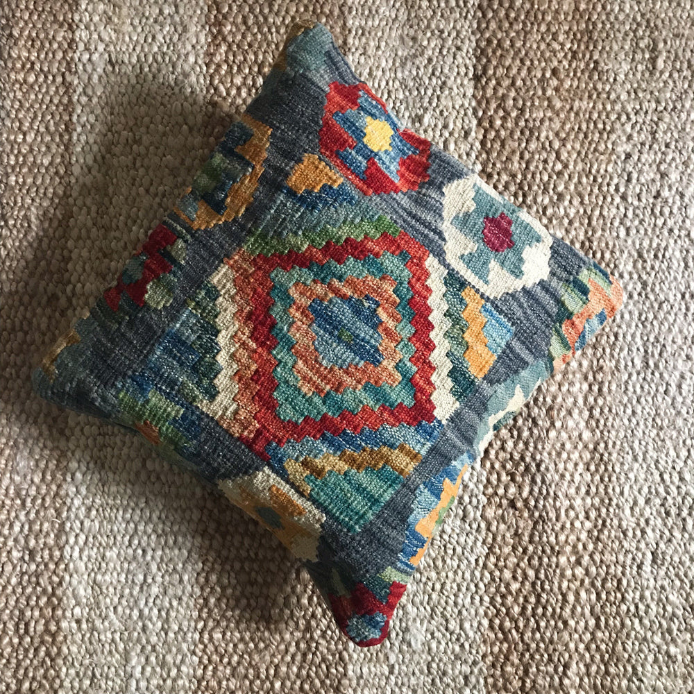 Afghan kilim cushion | Olá Lindeza