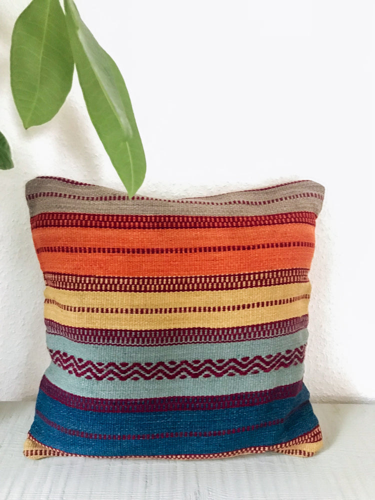Patterned textured Kelim Cushion | Olá Lindeza 