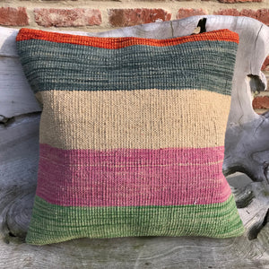 Colorful kilim pillow | Olá Lindeza