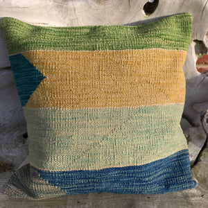 vibrant kilim pillow | Olá Lindeza