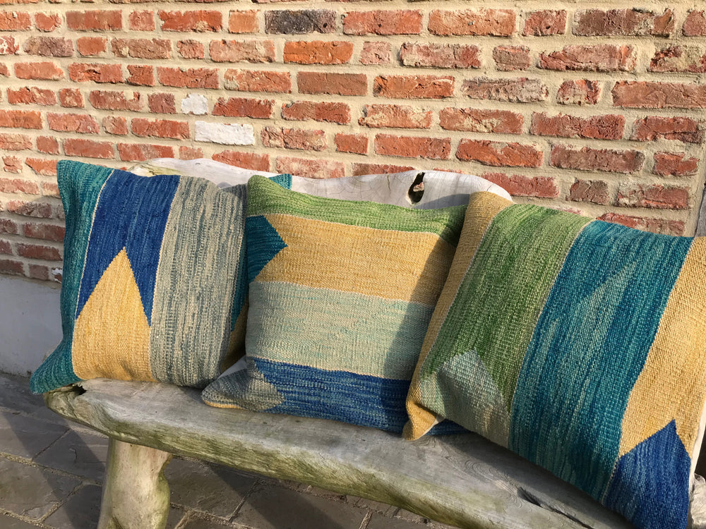 vibrant kilim cushions | Olá Lindeza